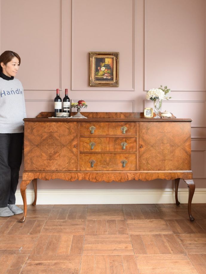 英国アンティークのサイドボード