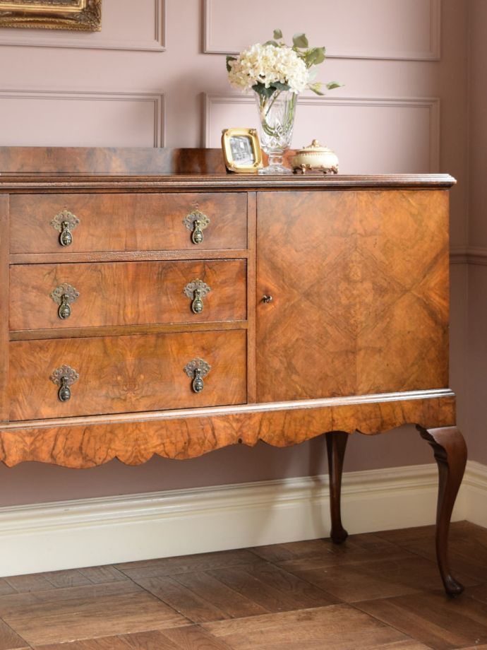 アンティーク家具らしい美しい杢目