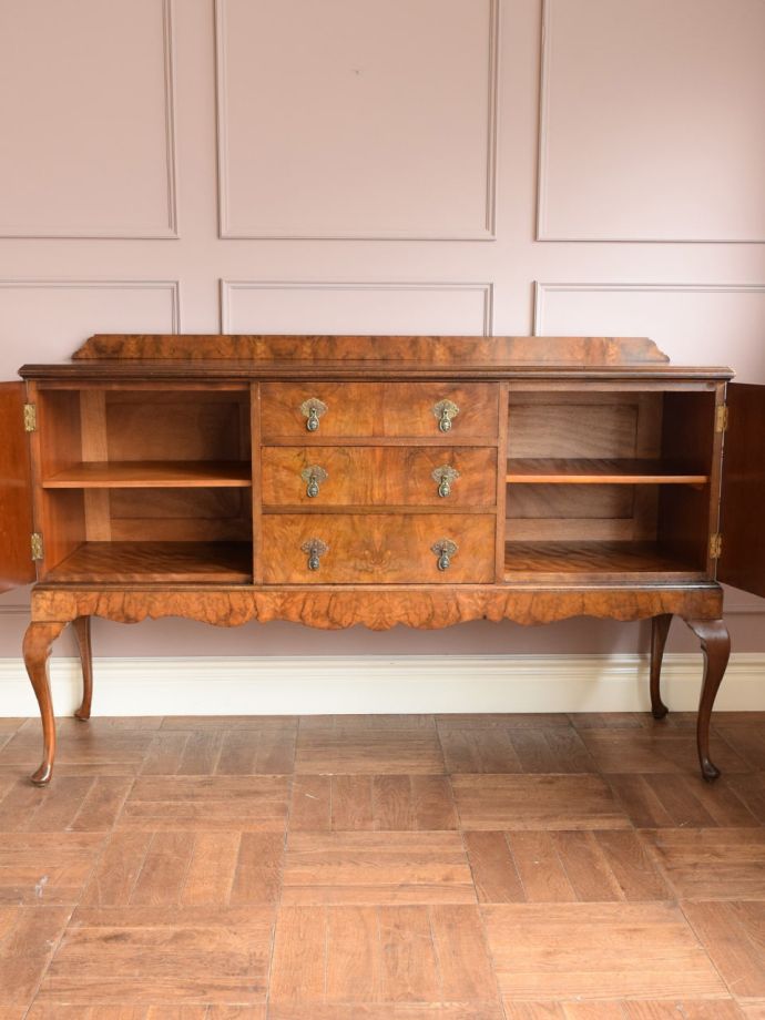 サイドボードの扉の中