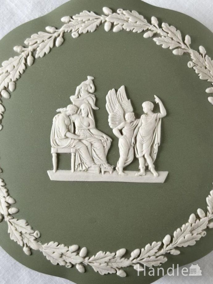 セージグリーン色が美しいウェッジウッド、ジャスパーウェアのフタ付き