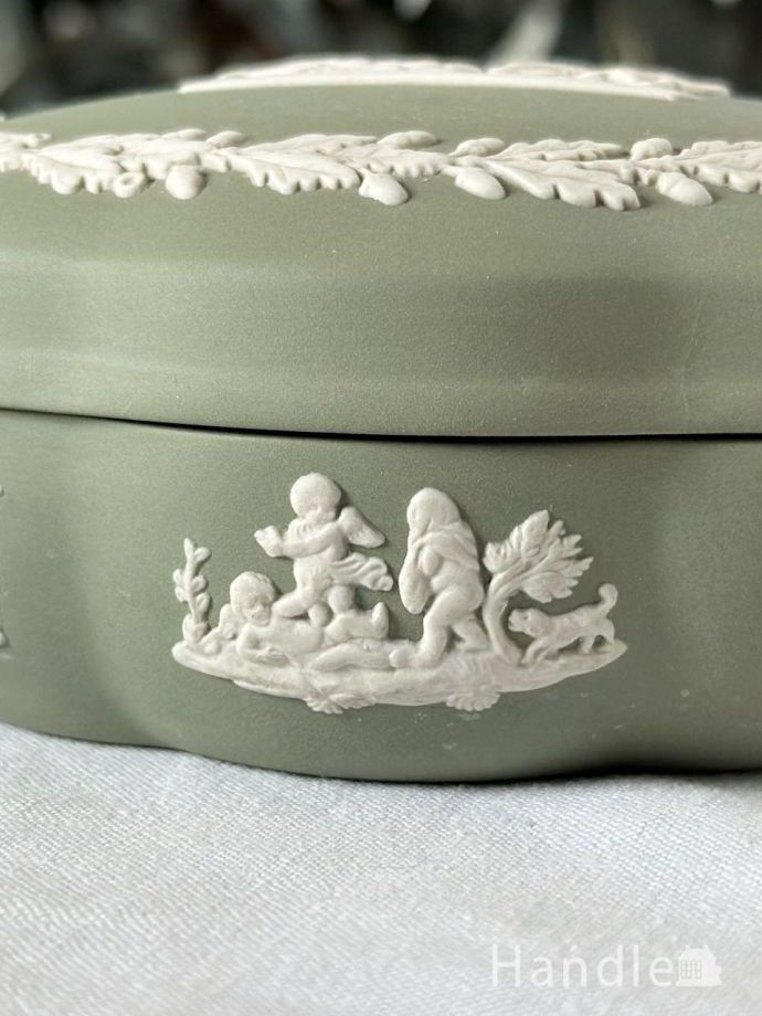 セージグリーン色が美しいウェッジウッド、ジャスパーウェアのフタ付き