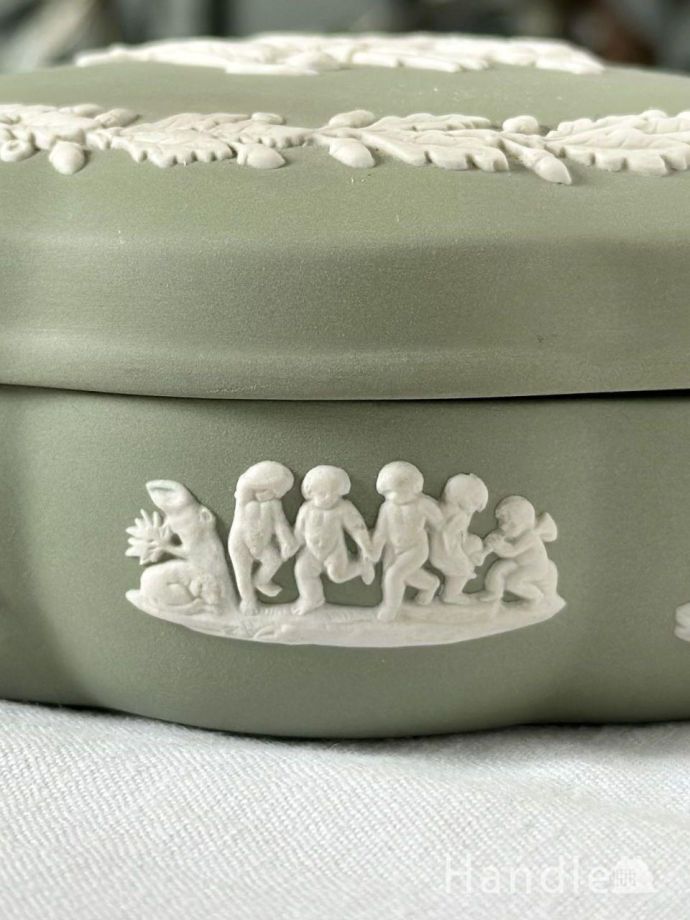 セージグリーン色が美しいウェッジウッド、ジャスパーウェアのフタ付き