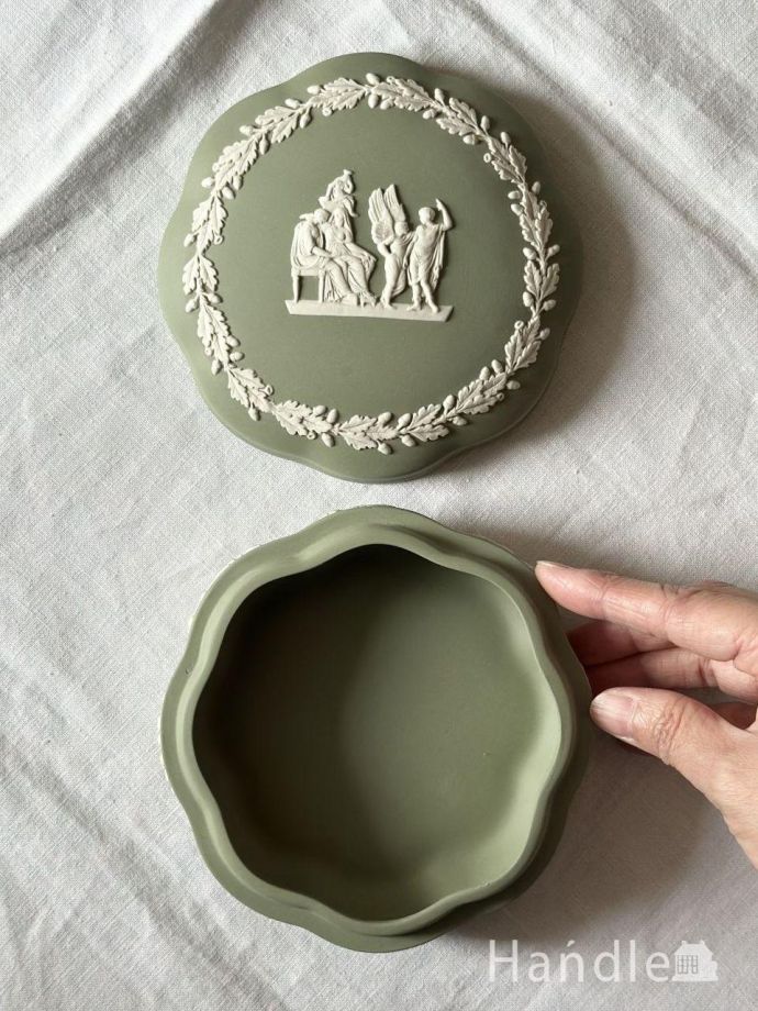 セージグリーン色が美しいウェッジウッド、ジャスパーウェアのフタ付き