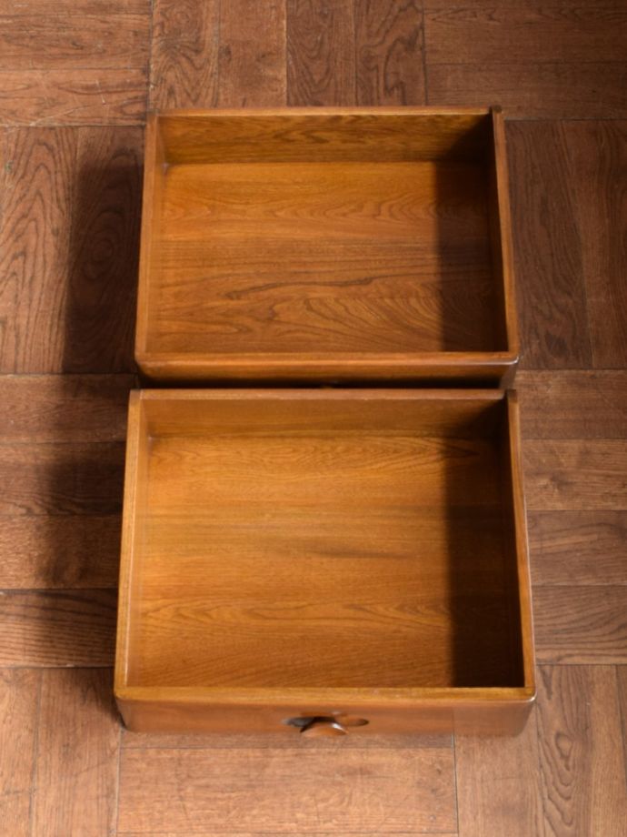 アンティーク家具の引き出しの中