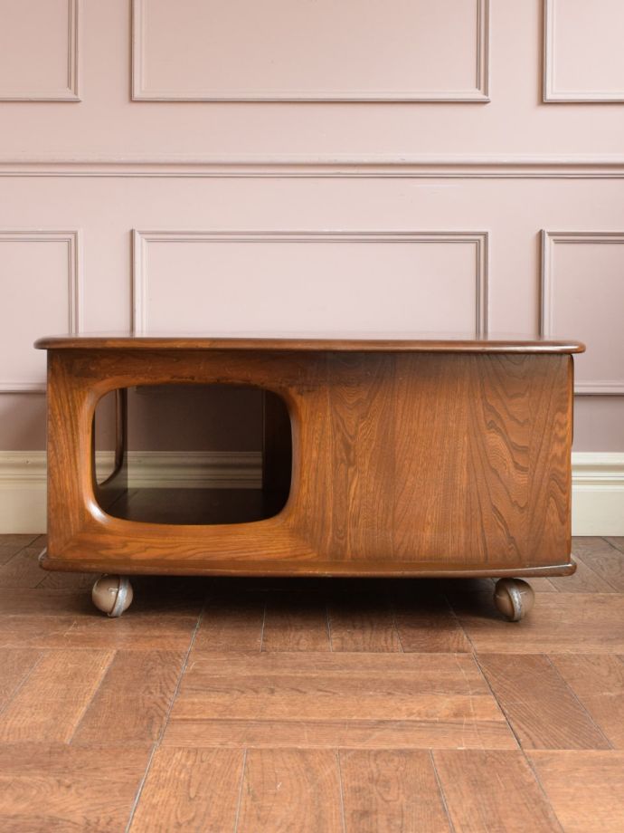 アーコールのコーヒーテーブルの側面