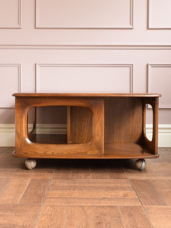 コーヒーテーブルの側面