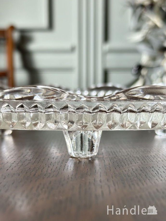 ガラスのトレイの足