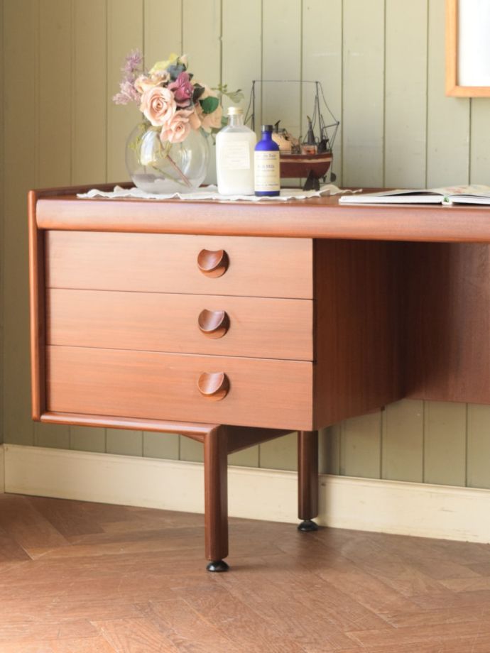 アンティークデスクの美しい木目