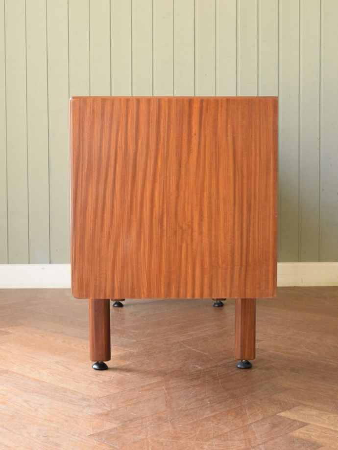 書斎デスクの側面