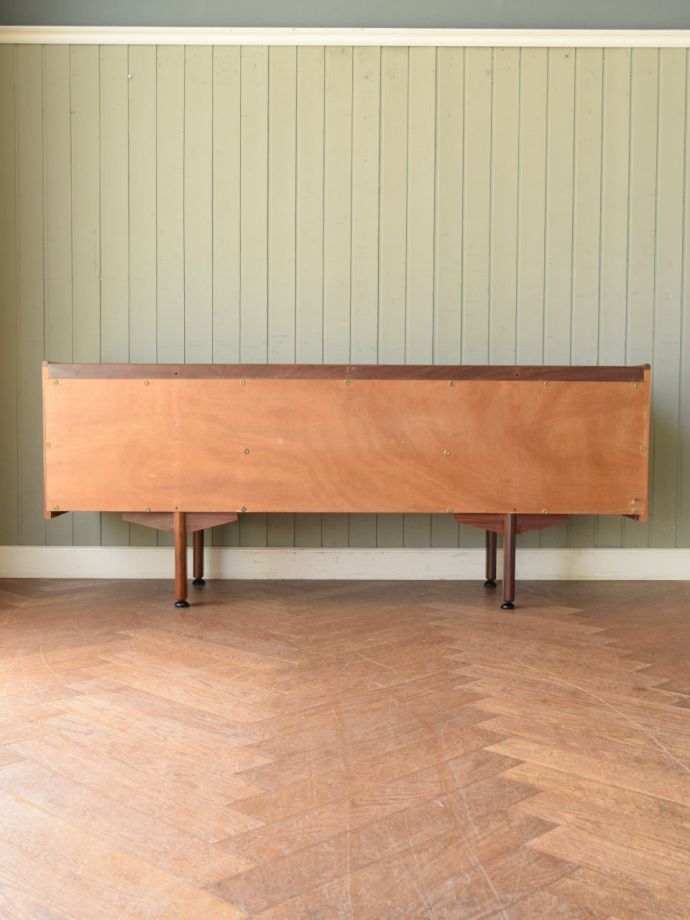 アンティークデスクの後ろ姿