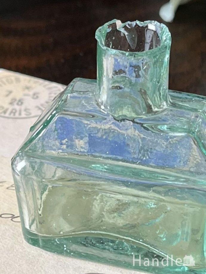 英国アンティークの可愛いインクボトル、ペン置き場がついたインクの