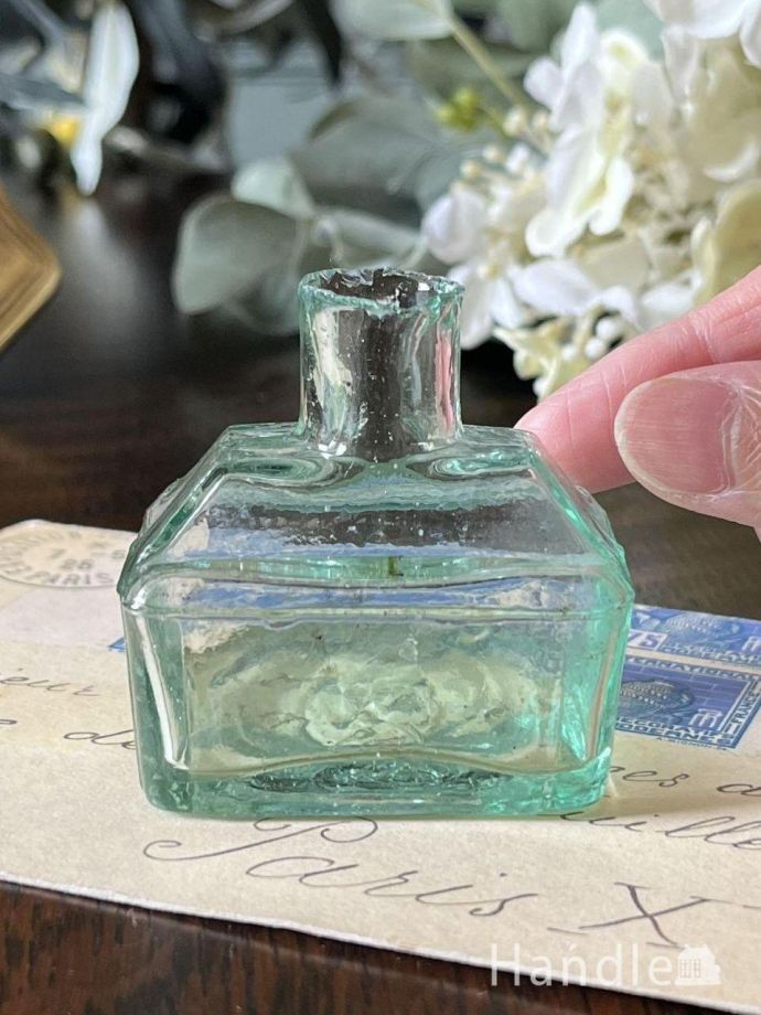 英国アンティークの可愛いインクボトル、ペン置き場がついたインクの