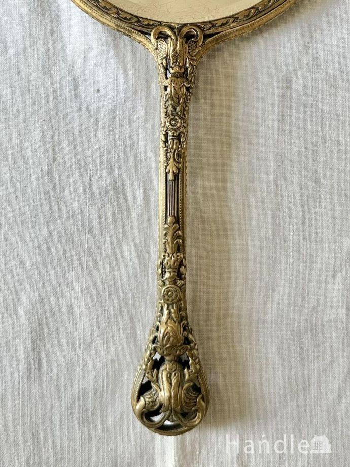 イギリスから届いたアンティークの手鏡、装飾が美しい真鍮のハンド