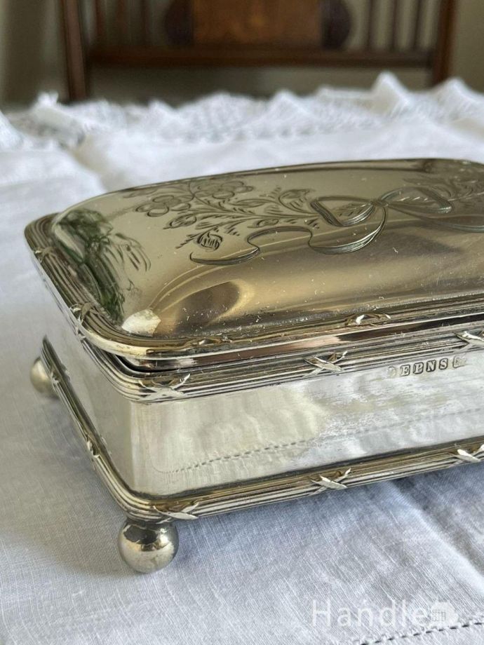 ☆アンティーク貴金属入れ☆ イギリスから届いたアンティークのシルバー、リボンとお花の装飾が