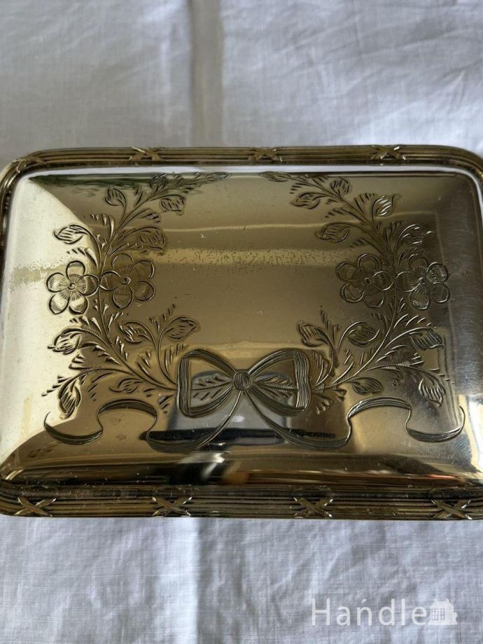 イギリスから届いたアンティークのシルバー、リボンとお花の装飾が