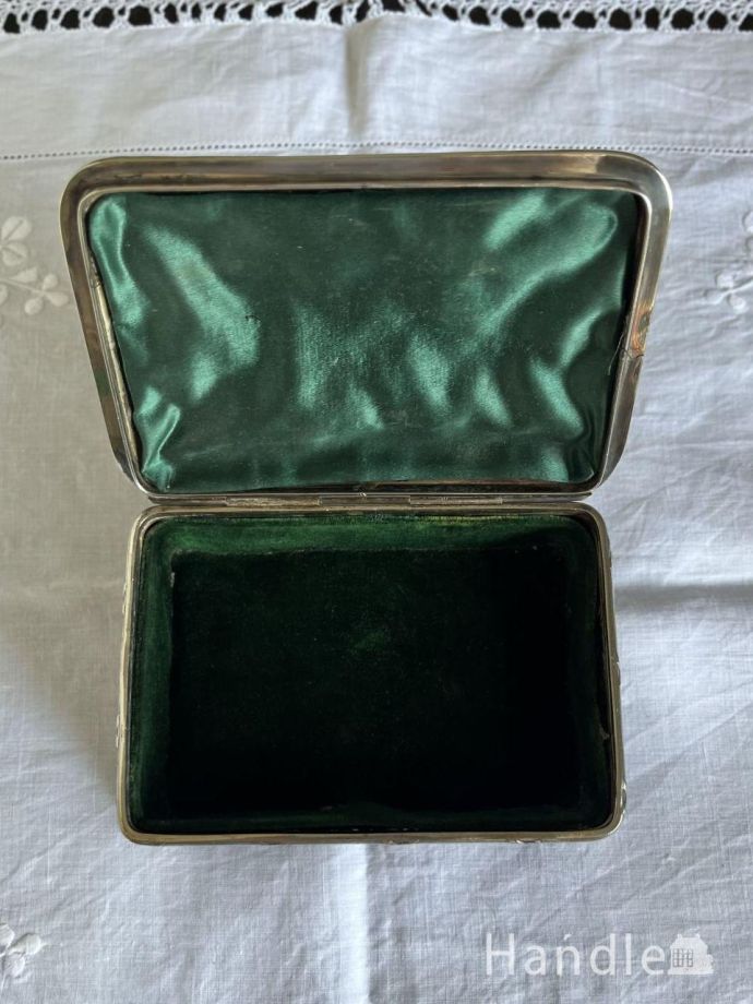 イギリスから届いたアンティークのシルバー、リボンとお花の装飾が