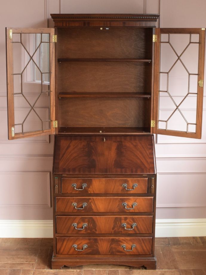 ビューローキャビネットの扉の中