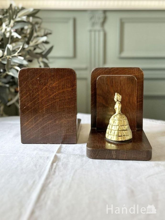 英国アンティークのおしゃれなブックスタンド、真鍮製のレディが付いた