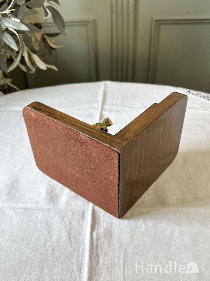 英国アンティークのおしゃれなブックスタンド、真鍮製のレディが付いた