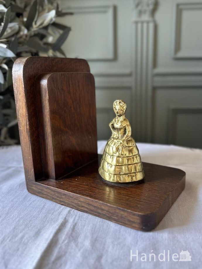 英国アンティークのおしゃれなブックスタンド、真鍮製のレディが付いた