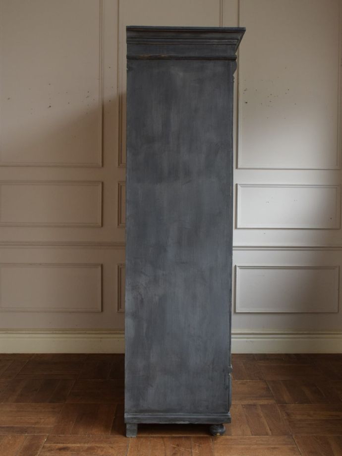 ペイントの本棚の横顔