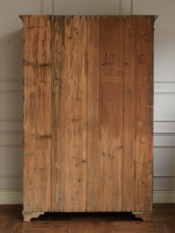 ペイントキャビネットの後ろ姿