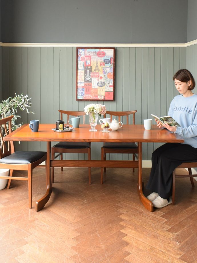 G-PLANのおしゃれなダイングテーブル