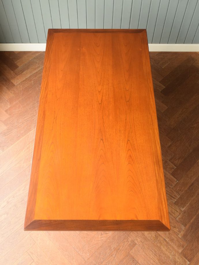 G-PLANのダイニングテーブルの天板