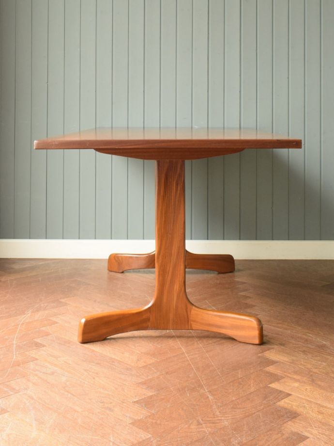 G-planのビンテージテーブルの側面