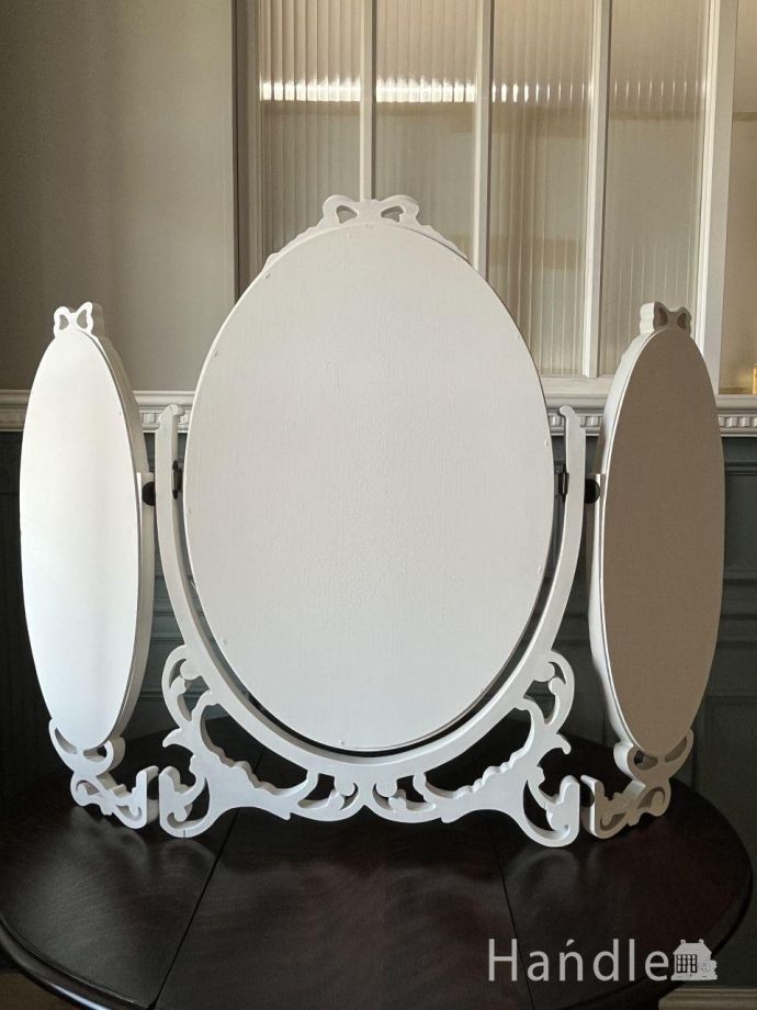 三面鏡の後ろ姿