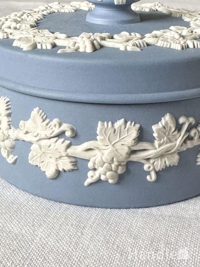 ウェッジウッドのアクセサリーボックス、ブドウのレリーフが美しい