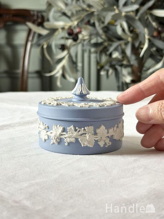 ウェッジウッドのアクセサリーボックス、ブドウのレリーフが美しい