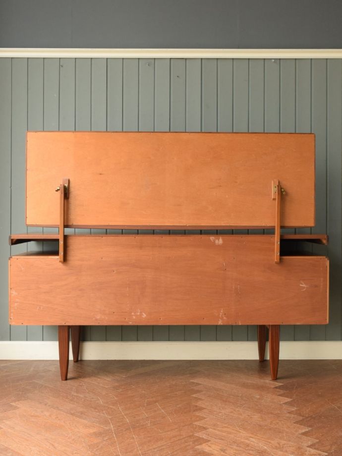 G-PLANのドレッサーの後ろ姿