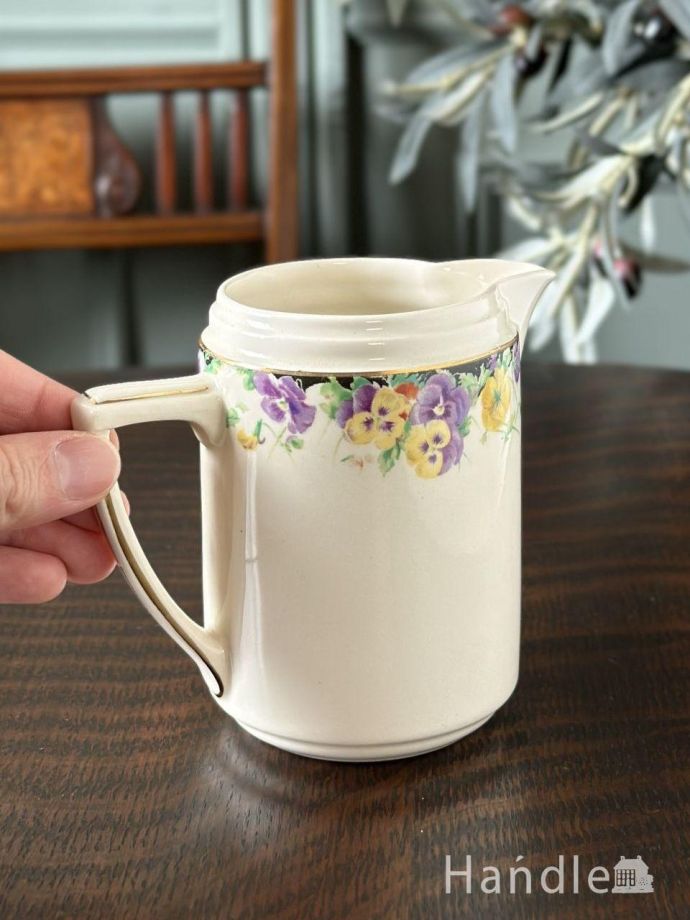 陶磁器のミルクピッチャー