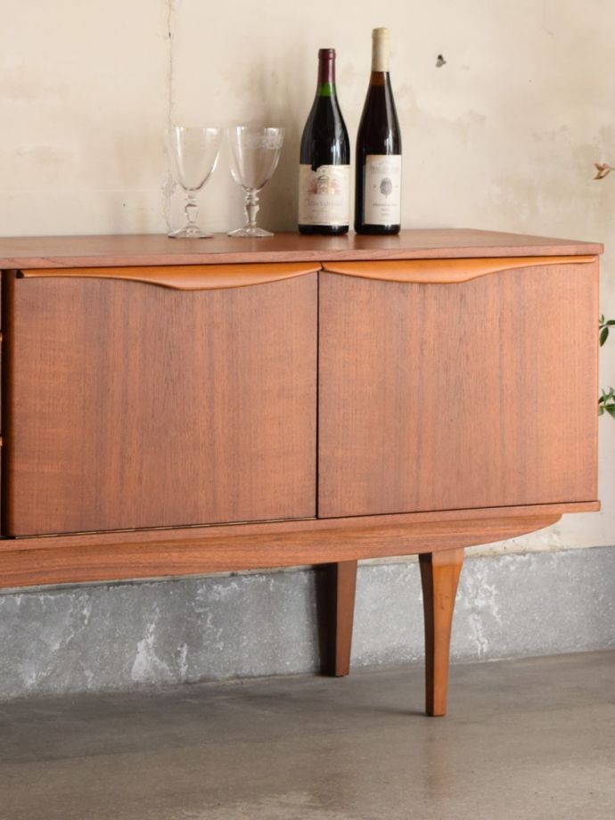 イギリスから届いたアンティークの家具、STONEHILLのおしゃれなサイド