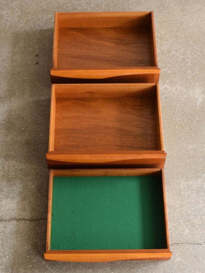 イギリスから届いたアンティークの家具、STONEHILLのおしゃれなサイド