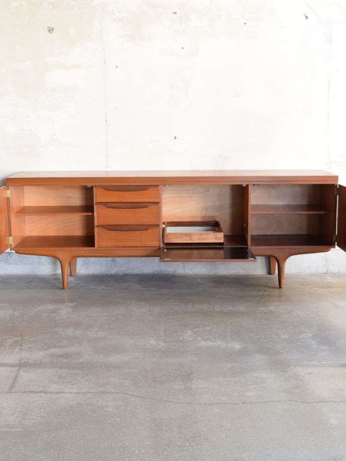 ビンテージ家具の扉の中