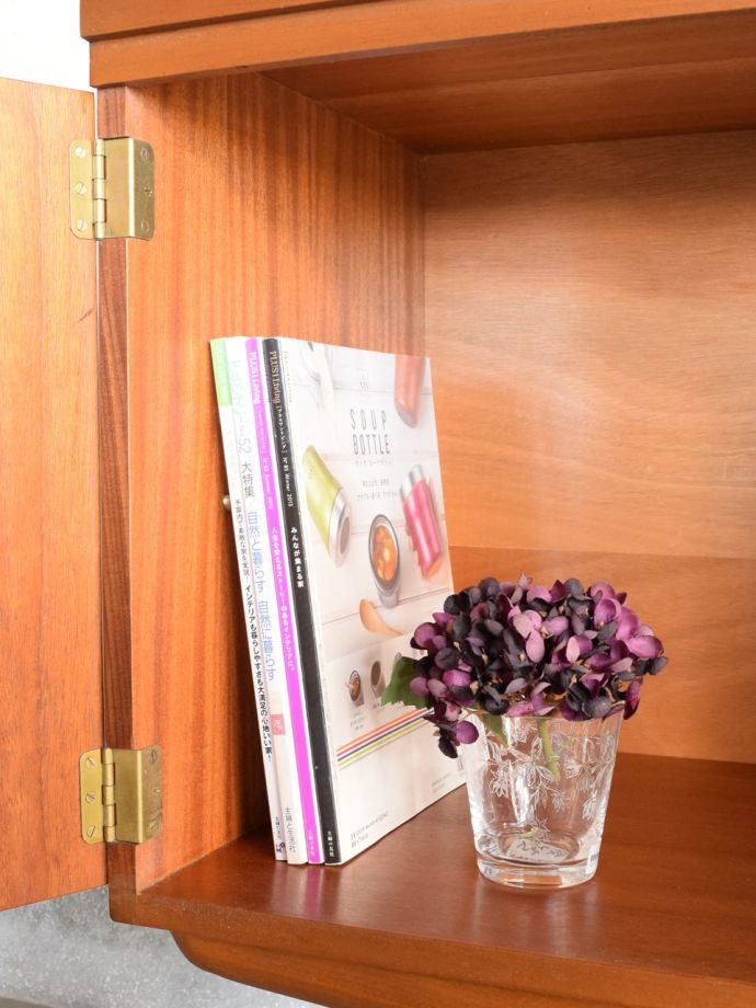 サイドボードの扉を開けると