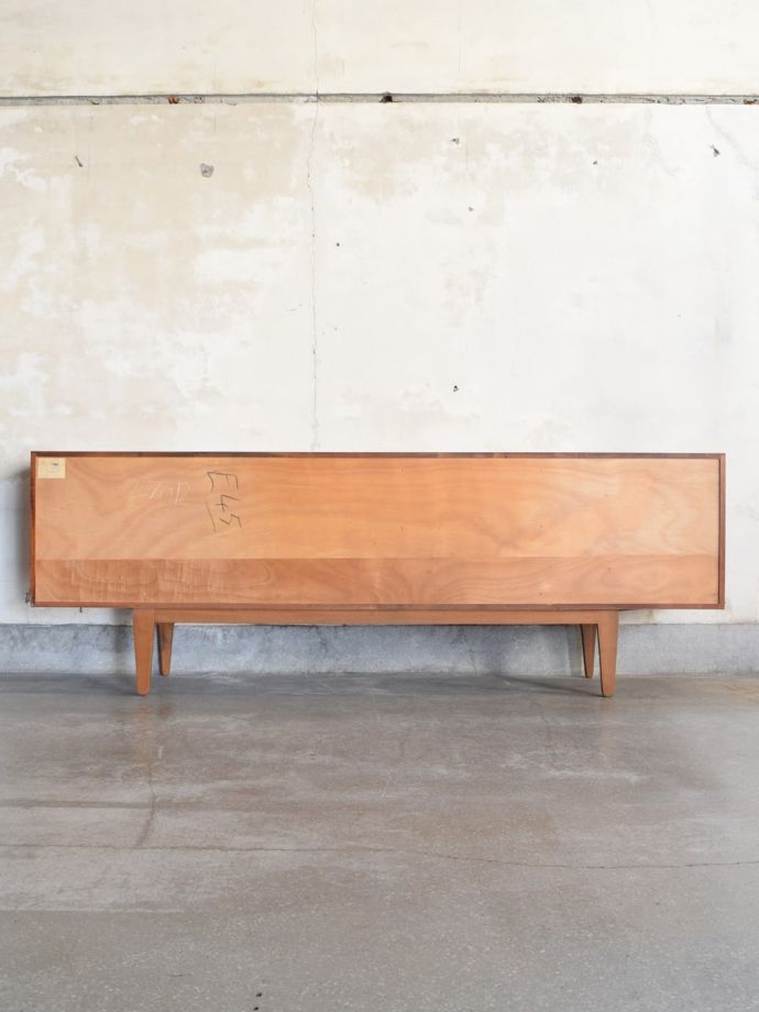 北欧スタイルの家具の後ろ姿