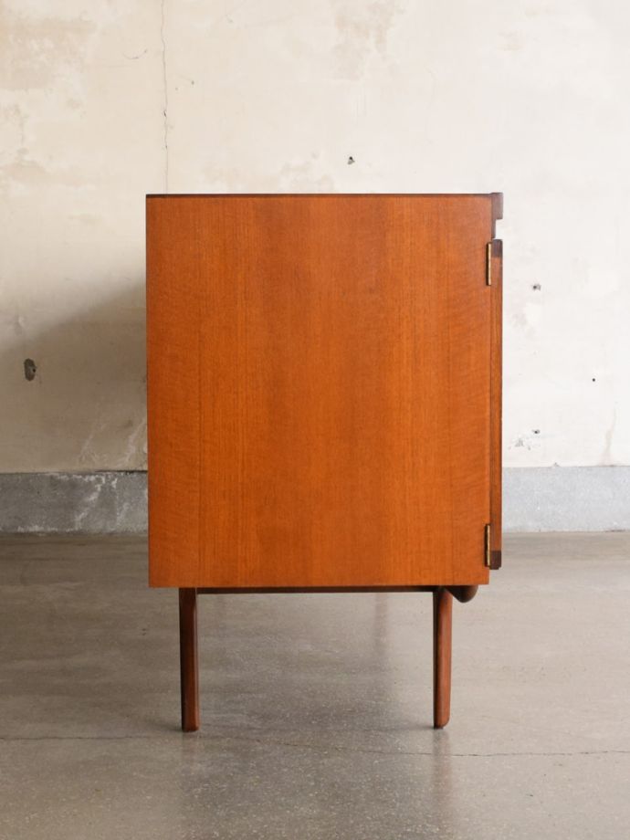 ビンテージ家具の側面