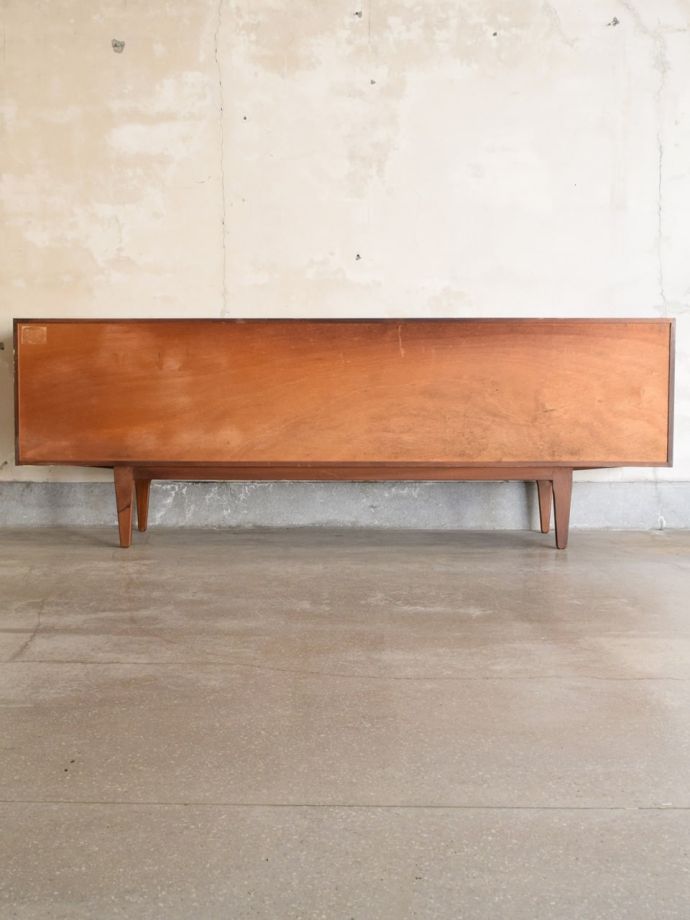 北欧スタイルの家具の後ろ姿