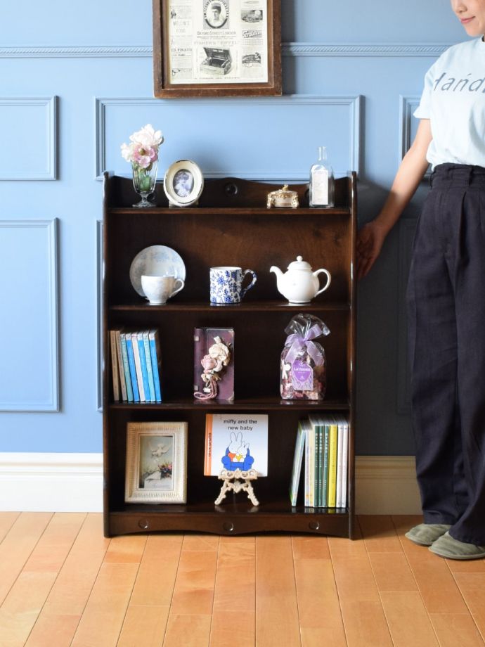 アンティークのオープンシェルフ