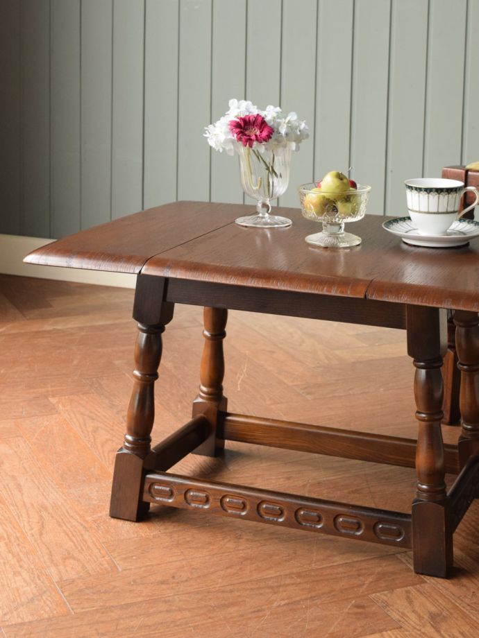 伸長式のおしゃれなアンティークテーブル