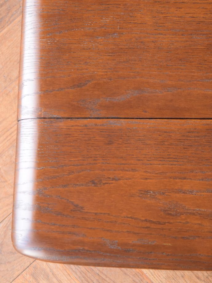 アンティークテーブルらしい木目