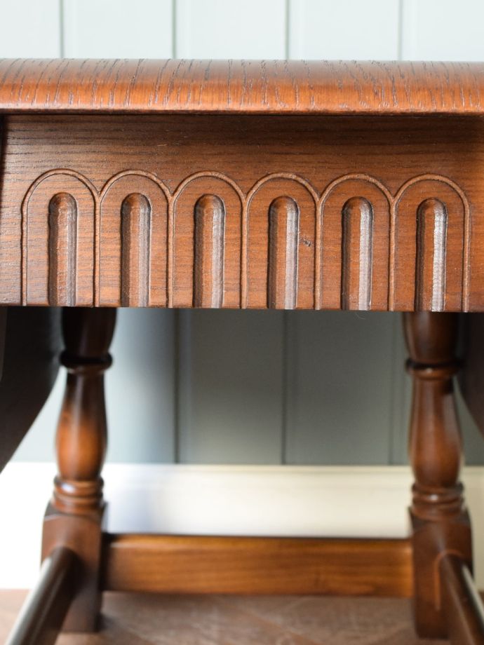 英国アンティーク家具らしい装飾