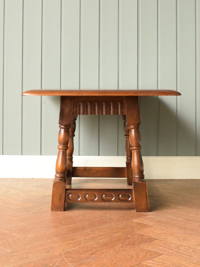 天板を広げた折り畳み式テーブル