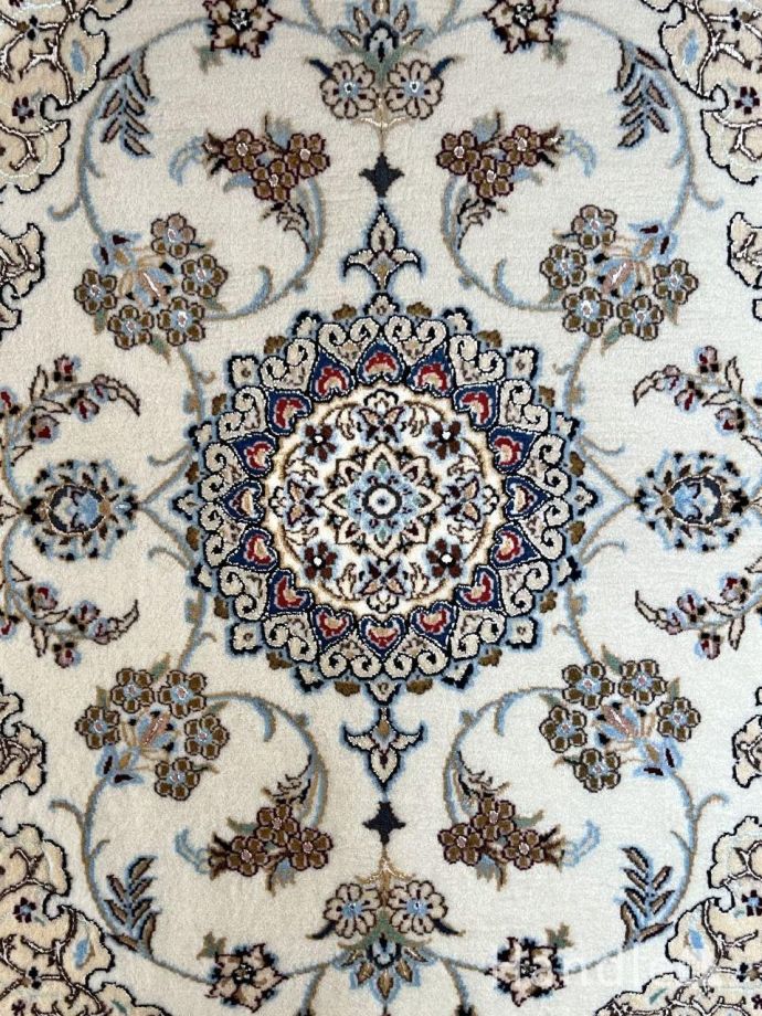 華やかなメダリオン柄