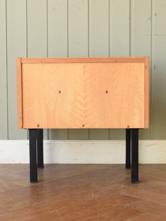 ヴィンテージチェストの後ろ姿