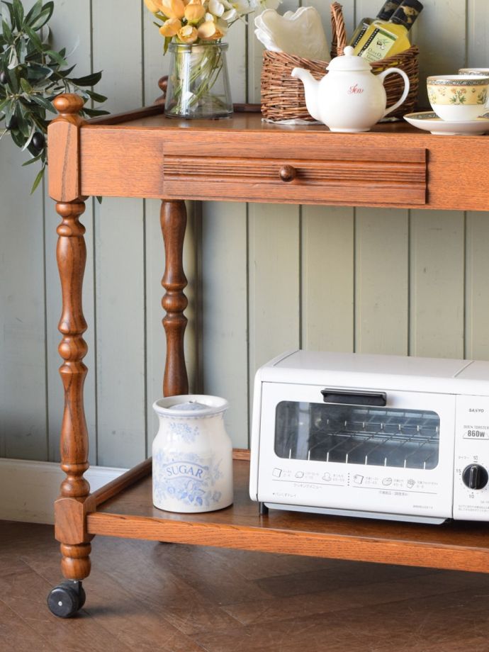 アンティーク家具らしさが漂うワゴン