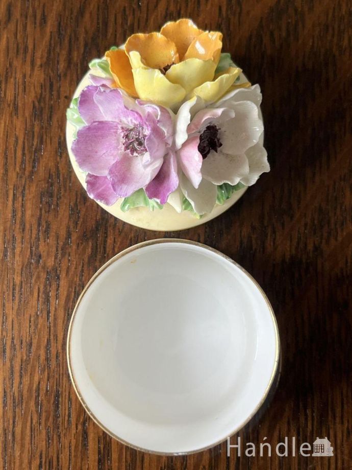 アンティークの小物入れ